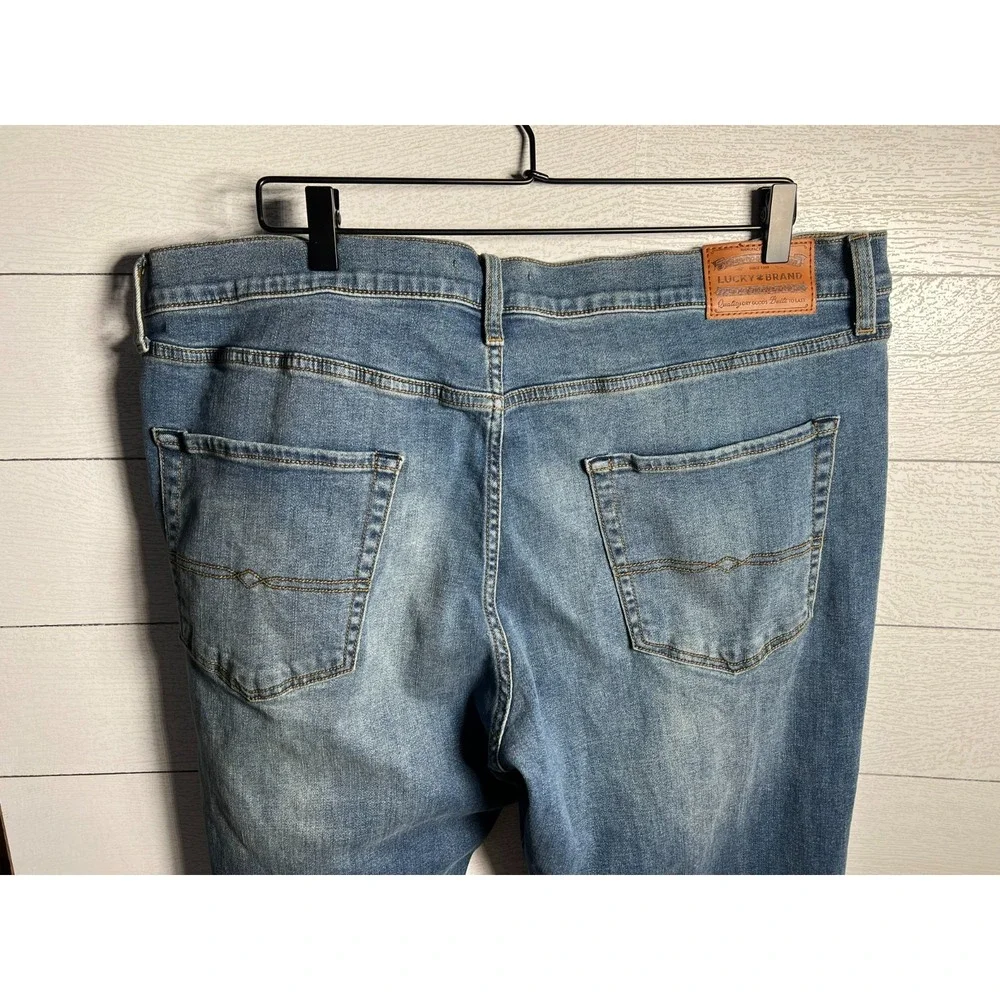 Lucky Brand Mens Denim Jeans Size 42x32 Medium Wash Stretch Straight Leg 7M12408